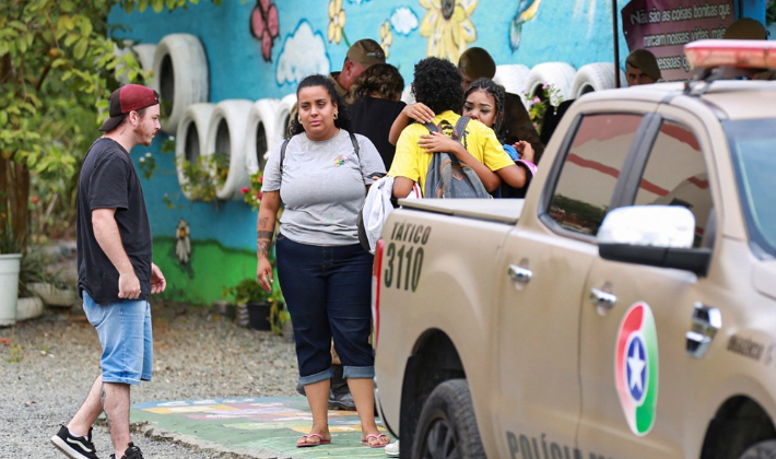 5일(현지시간) 브라질 산타카타리나주 블루메나우 한 어린이집 밖에서 시민이 서로 안아주고 있다. 이날 오전 이곳에서는 괴한의 흉기에 유아 9명이 숨지거나 다쳤다. 연합뉴스