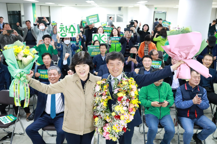 천창수 당선자와 노옥희 교육감의 동생 노덕현씨가 6일 선거 캠프에서 당선을 기뻐하며 기념 촬영을 하고 있다. 천창수 선거캠프 제공