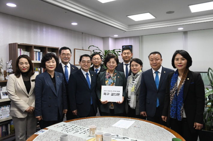 순천시의회는 5일 국회 정치개혁특별위원회 남인순 위원장을 만나 정상화 촉구 결의문을 전달했다. 순천시의회 제공  