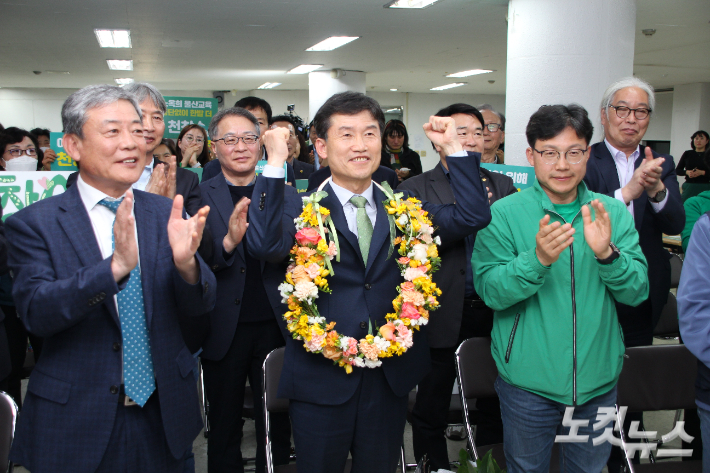 4·5 울산광역시교육감 보궐선거에 출마한 천창수 후보가 6일 당선이 유력시되자 선거 캠프 관계자들과 환호하고 있다. 반웅규 기자