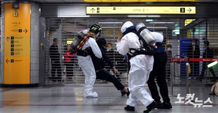 대테러훈련 지켜보는 시민들