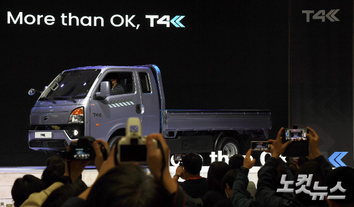 6일 오전 서울 중구 크레스트72에서 GS글로벌 과 비야디(BYD)가 공동개발한 1톤 스마트 전기트럭 '티포케이(TK4)' 가 최초로 공개되고 있다. 황진환 기자