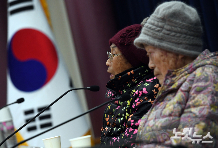 일제강제동원 피해자인 양금덕(왼쪽), 김성주 할머니가 지난달 7일 오후 국회 의원회관 제1소회의실에서 '굴욕적인 강제동원 정부해법 강행 규탄! 일본의 사죄배상 촉구!' 기자간담회를 갖고 있다. 황진환 기자