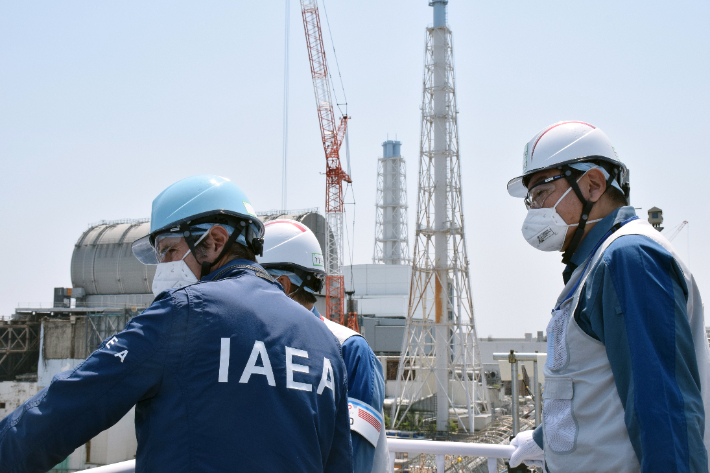 국제원자력기구(IAEA) 라파엘 그로시 사무총장이 2022년 5월 일본 북부 후쿠시마현 오쿠마에 있는 도쿄전력 후쿠시마 제1원자력발전소를 점검하는 모습. 연합뉴스