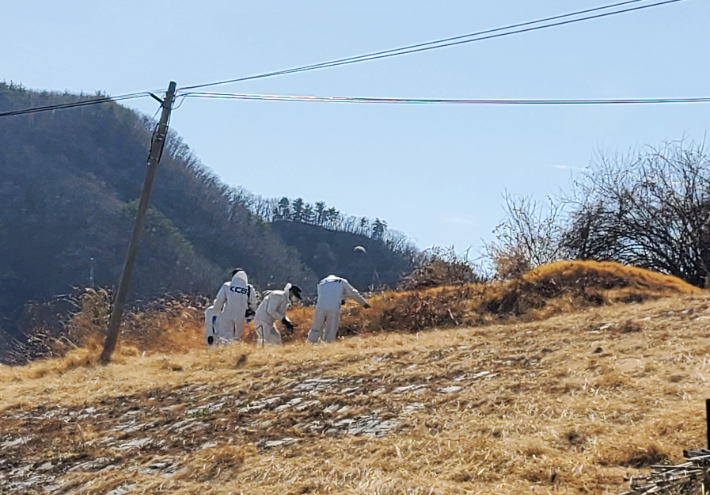 경북경찰청 전담수사팀이 지난달 13일 오후 경북 봉화군 명호면 관창리 소재 더불어민주당 이재명 대표 부모 묘지에서 감식을 벌이고 있다. 연합뉴스