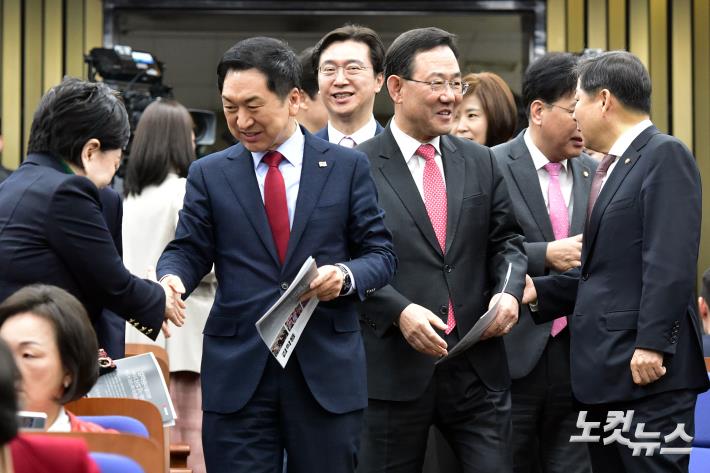 원내대표 선출 의원총회 참석하는 김기현-주호영