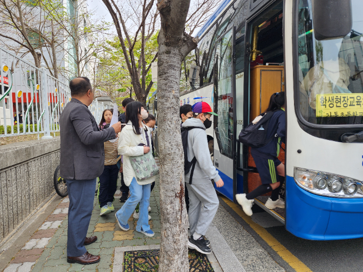 안전교육에 참여한 학생들이 부산교육청이 지원한 차량에 탑승하고 있다. 부산시교육청 제공