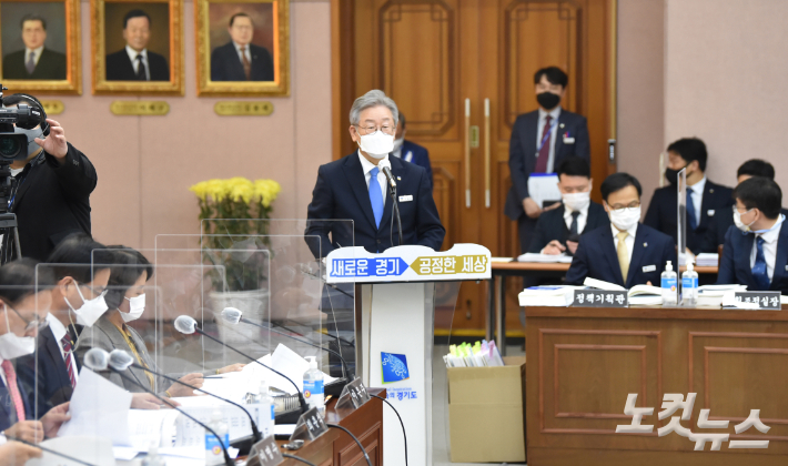 지난 2020년 국회 행정안전위원회의 경기도에 대한 국정감사에서 이재명 당시 경기도지사가 업무보고를 하고 있다. 황진환 기자