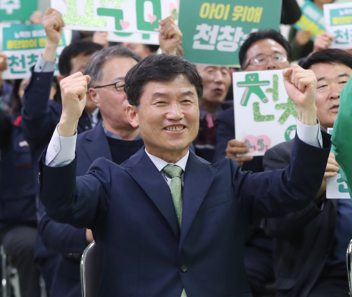 천창수 울산시교육감 보궐선거 후보가 6일 오전 울산시 남구 자신의 선거사무소에서 당선이 유력해지자 지지자들과 함께 기뻐하고 있다. 연합뉴스