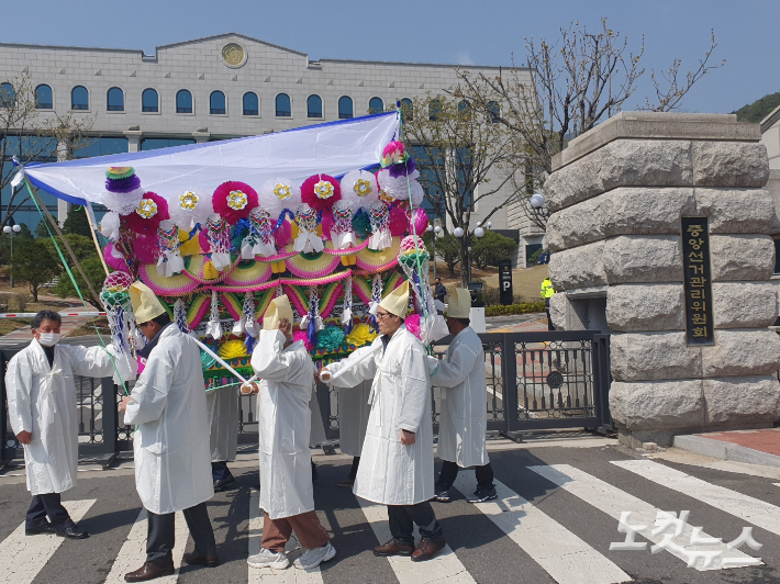 7일 오전 유족들은 경기도 과천시에 있는 중앙선관위를 찾아 트럭 사고의 진실 규명을 요구했다. 김대한 기자