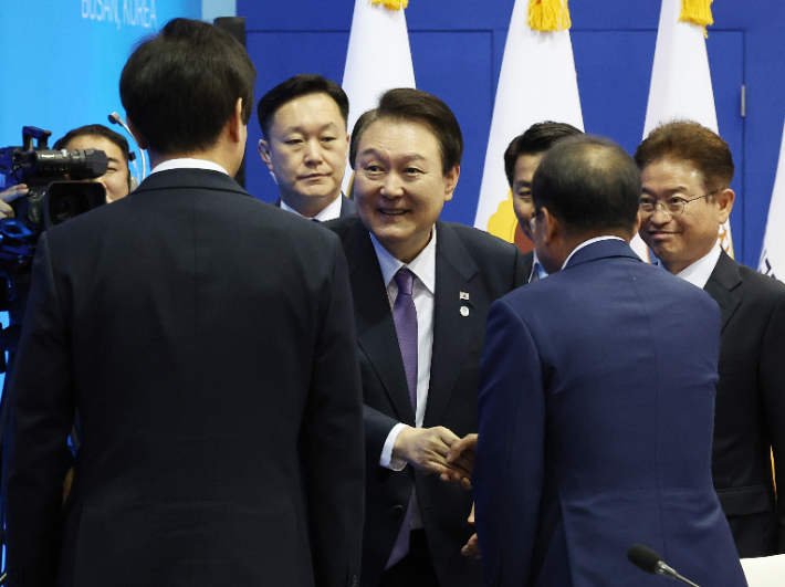 윤석열 대통령이 6일 부산 벡스코에서 열린 제4회 중앙지방협력회의에 입장하며 오세훈 서울시장, 홍준표 대구시장과 인사하고 있다. 연합뉴스