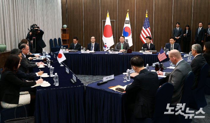 7일 오전 서울 종로구 외교부 청사에서 열린 한미일 북핵수석대표협의에 김건 외교부 한반도평화교섭본부장, 성 김 미 국무부 대북특별대표, 후나코시 다케히로 일본 외무성 아시아대양주국장이 참석해 있다. 류영주 기자