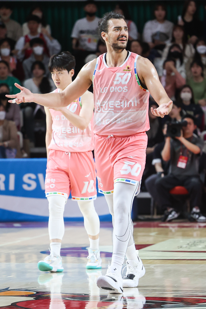 부상으로 전력에서 이탈한 LG 아셈 마레이. KBL 제공