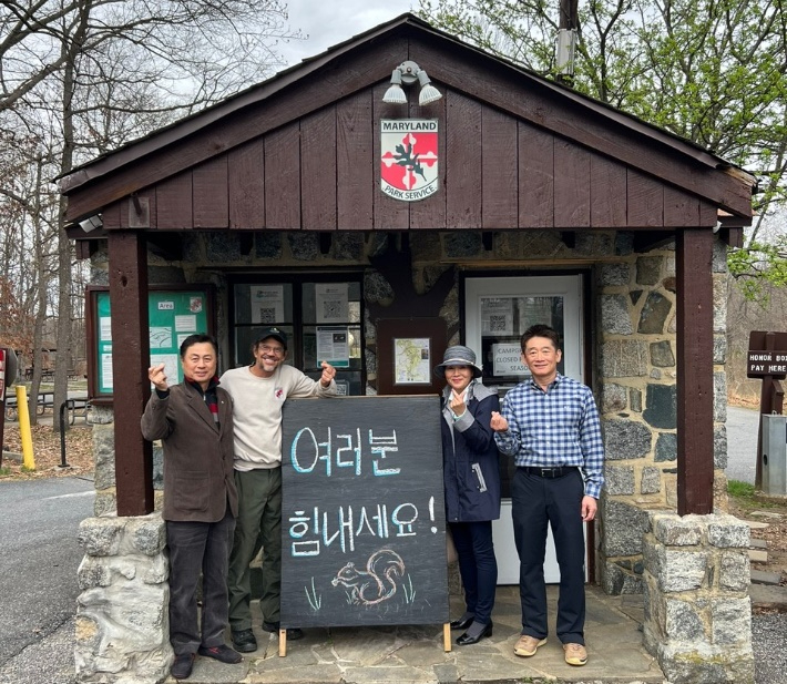 한글 인사를 '그린' 제이미 페트루시 소장(왼쪽에서 두번째)과 장두석 회장(왼쪽). 아리랑USA공동체 제공