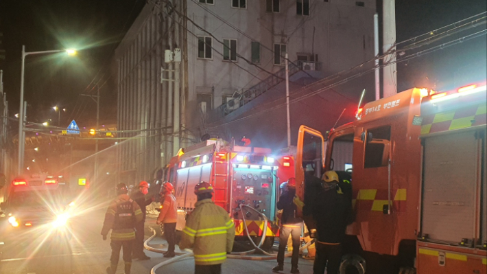 부산 영도구의 한 조선소 본사 건물에서 불이 나 1명이 숨졌다. 부산소방재난본부 제공