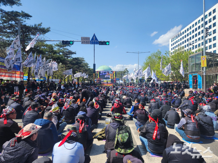 8일 민주노총 공공운수노조 화물연대본부는 서울 여의도 국회의사당 앞에서 '안전운임제 쟁취! 지입제 폐지! 화물노동자 결의대회'를 열었다. 서민선 기자