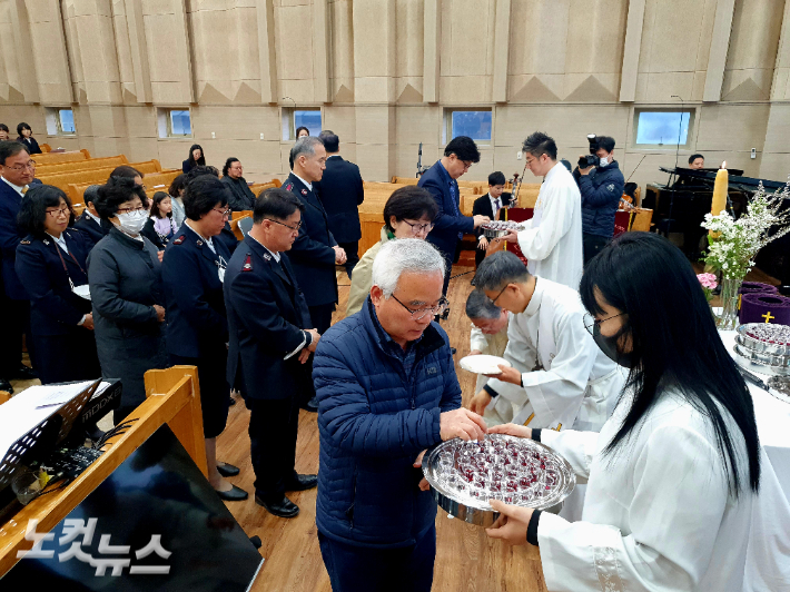 성찬례에 참여하는 참석자들.