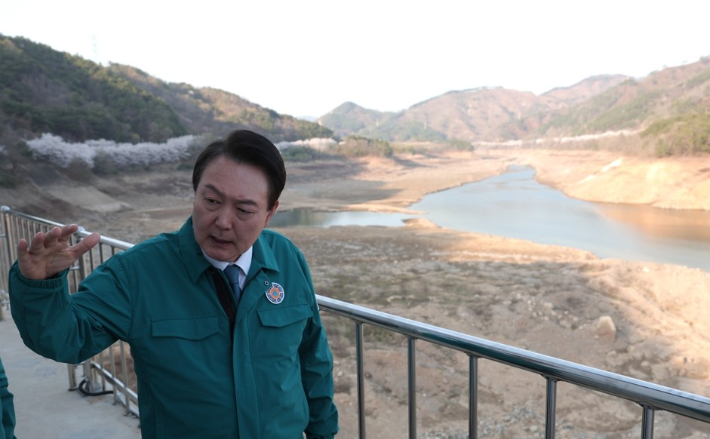 윤석열 대통령이 지난달 31일 전라남도 순천시 주암조절지댐을 방문, 가뭄 상황을 점검하고 있다. 대통령실 제공