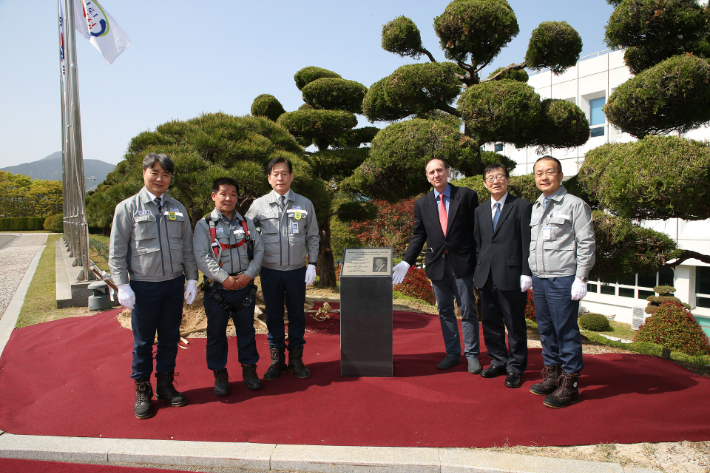 대우조선해양 박두선 사장(가운데 왼쪽)과 마란가스 파노스 니콜라이디스 현장 총책임자(가운데 오른쪽)가 참석한 가운데 故 존 안젤리쿠시스 회장을 기리는 명판 제막식 행사를 진행하고 있다. 대우조선해양 제공