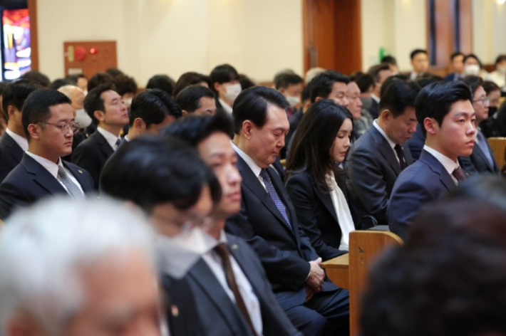 윤석열 대통령과 김건희 여사가 9일 서울 중구 영락교회에서 열린 2023 한국교회 부활절 연합예배에서 기도하고 있다. 연합뉴스