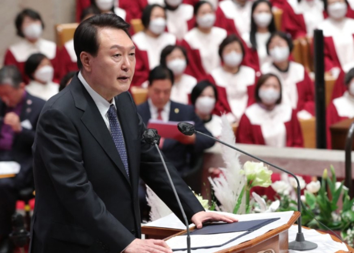 윤석열 대통령이 9일 서울 중구 영락교회에서 열린 2023 한국교회 부활절 연합예배에서 축사하고 있다. 연합뉴스