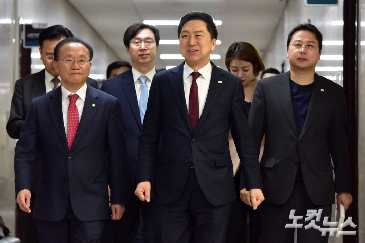 국민의힘 김기현 대표와 윤재옥 원내대표가 10일 서울 여의도 국회에서 열린 최고위원회의에 참석하고 있다. 윤창원 기자