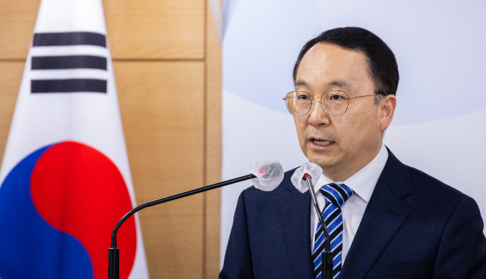 구병삼 통일부 대변인이 10일 오전 서울 종로구 정부서울청사 기자회견장에서 열린 정례브리핑에서 북한 통신선 연락 두절 관련 질문에 답변하고 있다. 연합뉴스