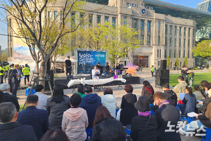 9일 서울 시청 앞 이태원참사 희생자 합동분향소 앞에서 진행된 고난받는 이들과 함께하는 부활절 연합예배.