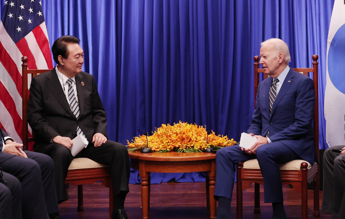 윤석열 대통령이 지난해 11월 캄보디아 프놈펜 한 호텔에서 조 바이든 미국 대통령과 정상회담을 하고 있다. 연합뉴스