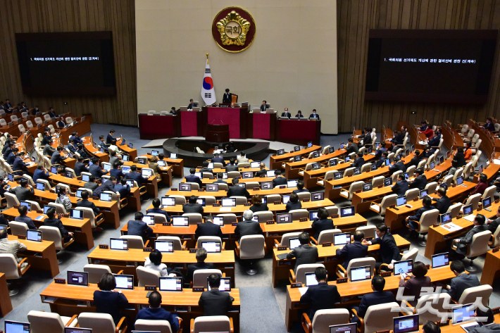 지난 10일 서울 여의도 국회 본회의장에서 제405회국회(임시회) 제1차 국회의원 선거제도 개선에 관한 결의안 심사를 위한 전원위원회가 열리고 있다. 윤창원 기자