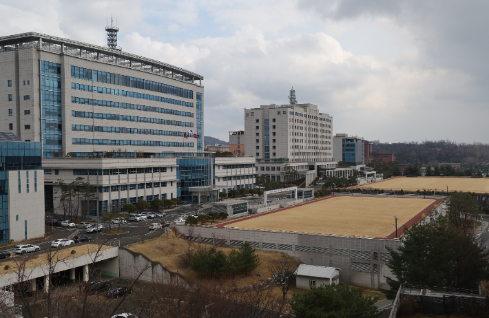 대통령실 건물(오른쪽)과 국방부·합참 청사. 연합뉴스