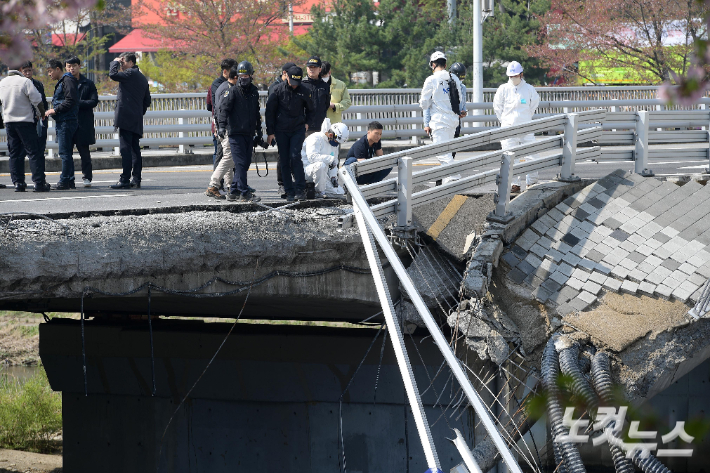 보행로가 무너지며 두 명의 사상자가 발생한 경기도 성남시 정자교에서 지난 7일 오전 경찰과 국과수 등 관계자들이 사고 원인을 찾기 위한 합동감식을 하고 있다. 성남=박종민 기자