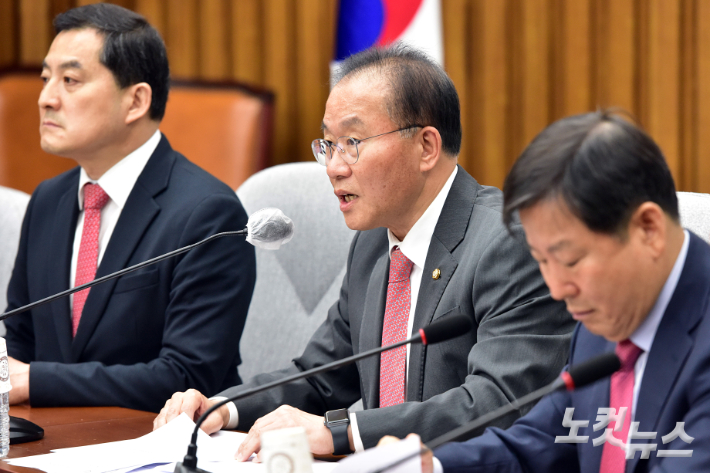 국민의힘 윤재옥 원내대표가 11일 서울 여의도 국회에서 열린 원내대책회의에서 모두발언을 하고 있다. 윤창원 기자