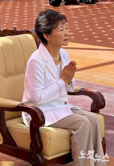 박근혜 전 대통령이 11일 대구 팔공산 동화사를 방문했다. 이규현 기자