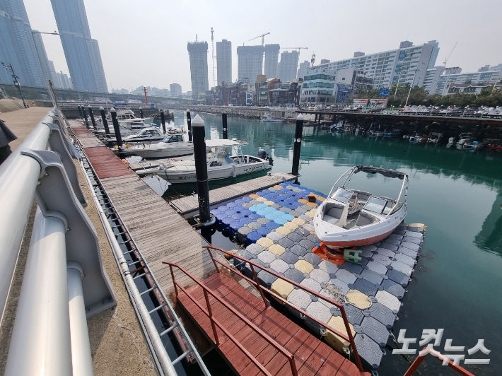 지난 2월 실족 사망사고가 난 부산 수영구 남천마리나 요트 계류장 전경. 박진홍 기자