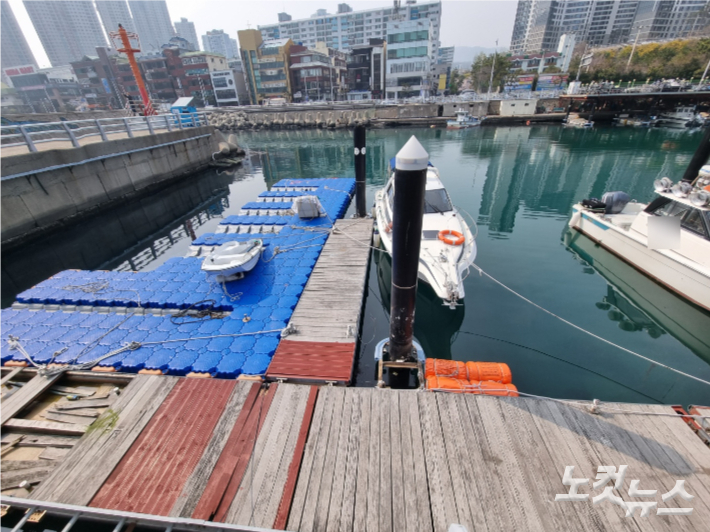 지난 2월 부산 수영구 남천마리나 요트 계류장애서 실족사한 30대 남성이 발견된 장소. 박진홍 기자