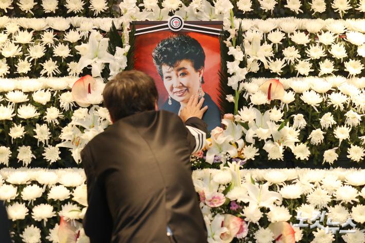 추모하는 고 현미 아들 이영곤