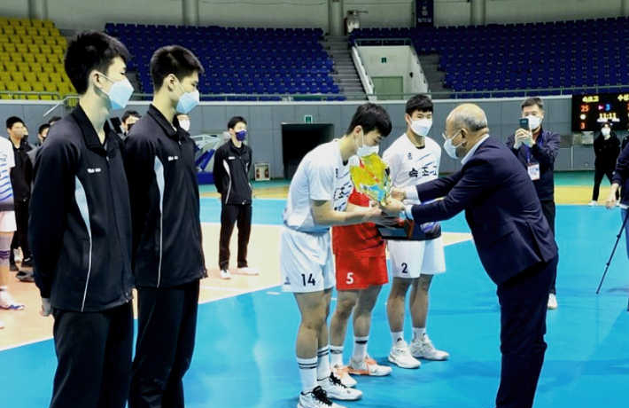 2022년 태백산배 전국중고배구대회에서 한국중고배구연맹 김홍 회장이 시상을 하고 있다. 한국중고배구연맹 제공