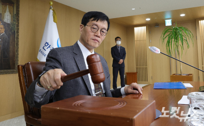 이창용 한국은행 총재가 11일 오전 서울 중구 한국은행에서 열린 금융통화위원회 본회의를 주재하고 있다. 한은 금통위는 현재 연 3.5%인 기준금리를 동결하기로 결정했다. 사진공동취재단