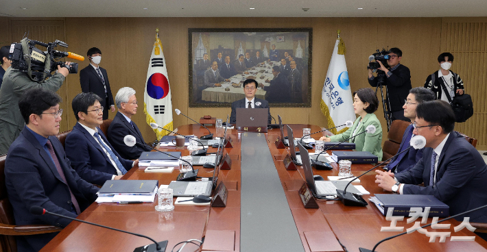 이창용 한국은행 총재가 11일 오전 서울 중구 한국은행에서 열린 금융통화위원회 본회의를 주재하고 있다. 한은 금통위는 현재 연 3.5%인 기준금리를 동결하기로 결정했다. 사진공동취재단