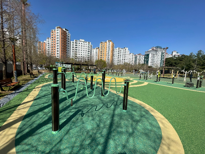 동구가 율하체육공원에 조성한 대구 최초 어르신 놀이터. 대구 동구 제공