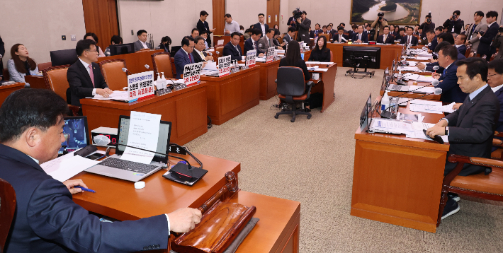 소병훈 농해수위원장이 11일 오전 서울 여의도 국회에서 열린 농림축산식품해양수산위원회 전체회의에서 의사봉을 두드리고 있다. 연합뉴스