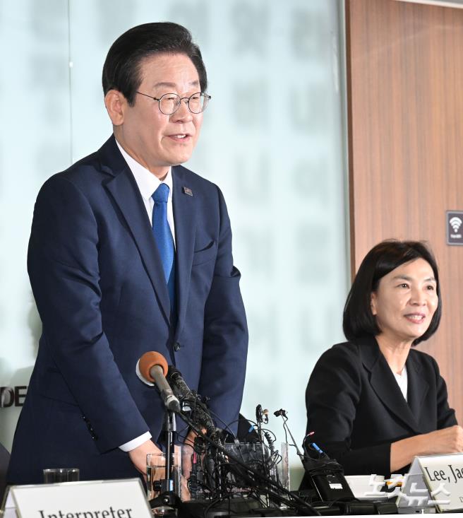 외신기자 초청 간담회, 인사하는 이재명 대표