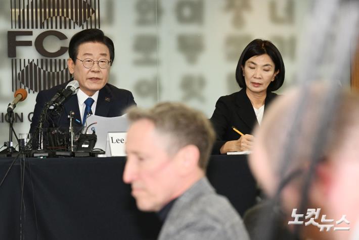 외신기자들과 만나는 이재명 대표