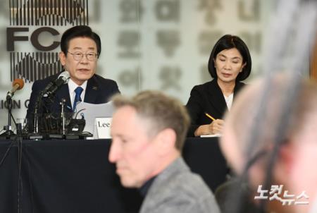 외신기자들과 만나는 이재명 대표