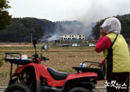 11일 오전 강원도 강릉시 난곡동의 한 야산에서 발생한 산불로 소방청은 최고 대응 수위인 소방 대응 3단계, 전국 소방동원령 2호를 발령한 가운데 이날 오후 강릉시 저동 주택가에서 한 주민이 산불을 바라보고 있다.