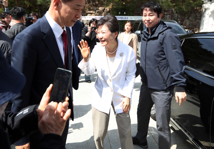 박근혜 전 대통령이 11일 오전 대구 팔공산 동화사를 찾아 통일대불 앞에서 지지자들과 인사하는 모습. 연합뉴스