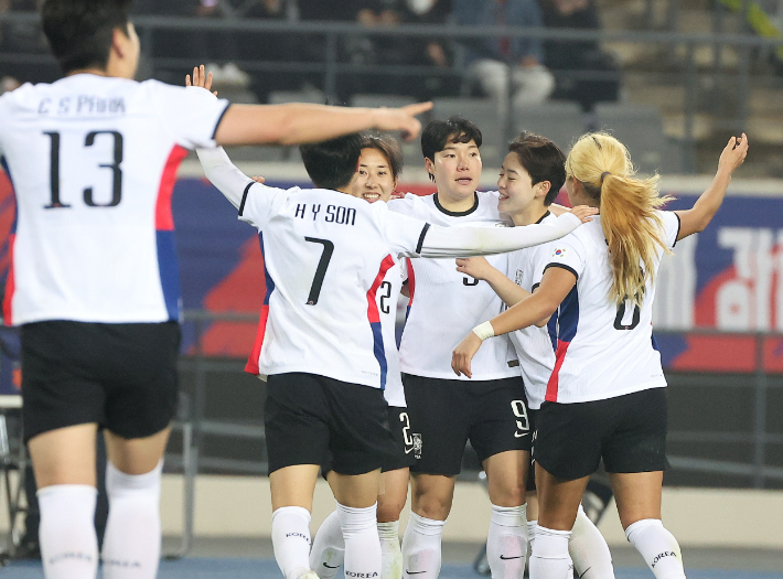 이금민과 한국 선수들. 연합뉴스