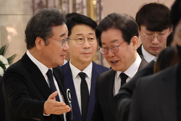 더불어민주당 이낙연 전 대표(왼쪽)가 9일 오후 장인상 빈소가 마련된 서울 강남구 삼성서울병원 장례식장에서 조문을 마친 더불어민주당 이재명 대표를 배웅하고 있다. 연합뉴스