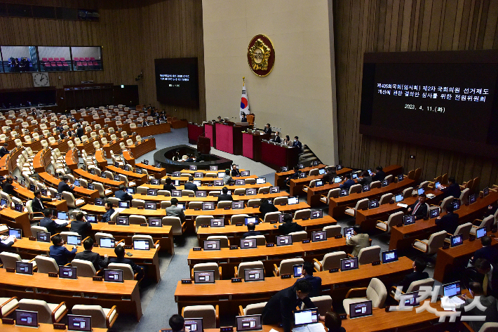 서울 여의도 국회 본회의장에서 제405회 국회(임시회) 제2차 국회의원 선거제도 개선에 관한 결의안 심사를 위한 전원위원회가 열리고 있다. 윤창원 기자